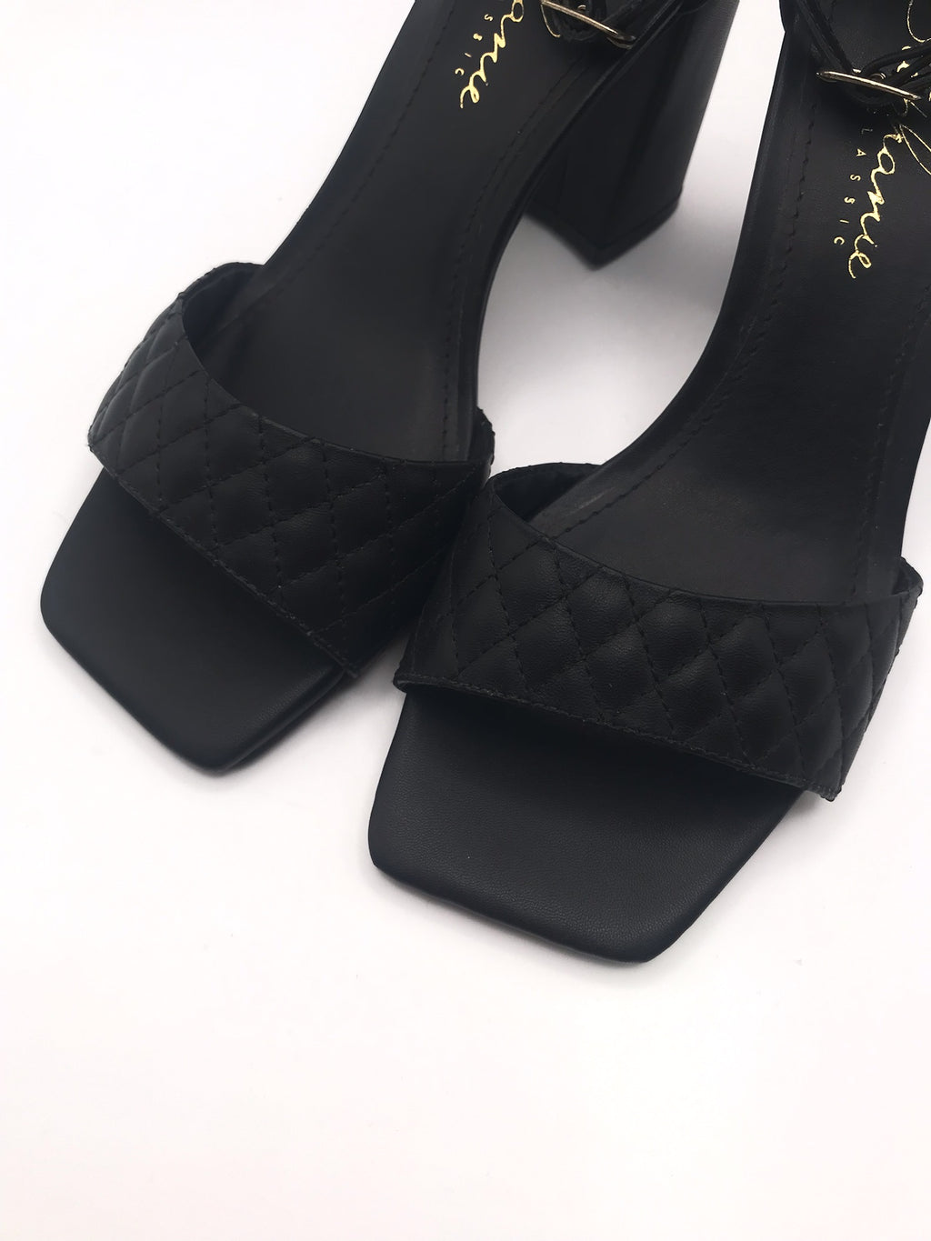 Sandálias Stephanie Classic Salto Bloco Alto Preto Couro Matelassê; Sapato Feminino Festa Elegante Bico Quadrado; Sandália de Salto Grosso Confortável