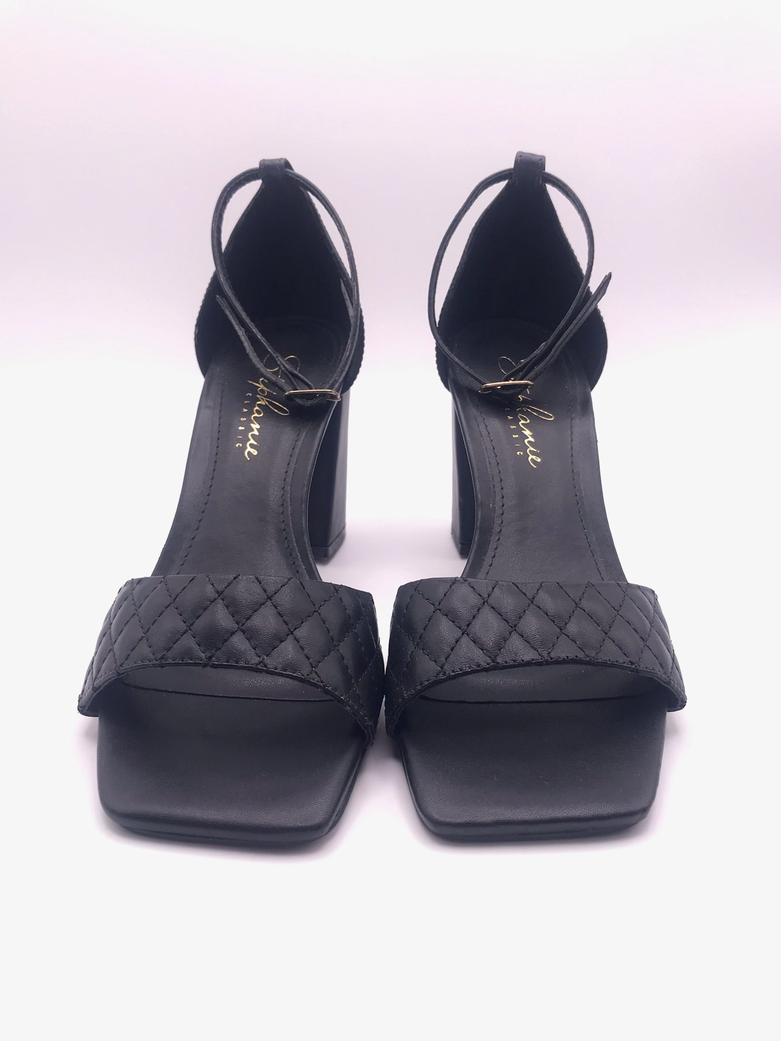Sandálias Stephanie Classic Salto Bloco Alto Preto Couro Matelassê; Sapato Feminino Festa Elegante Bico Quadrado; Sandália de Salto Grosso Confortável