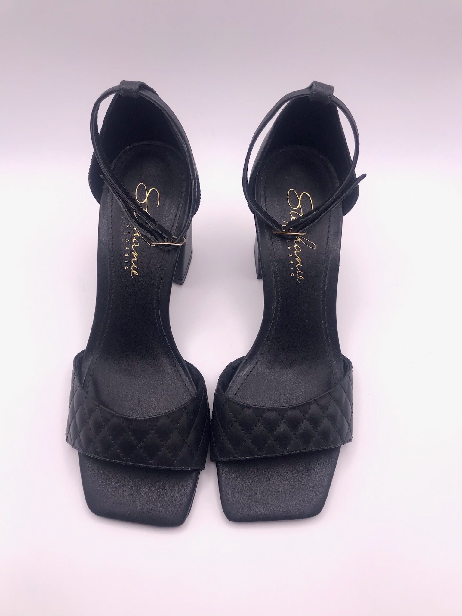 Sandálias Stephanie Classic Salto Bloco Alto Preto Couro Matelassê; Sapato Feminino Festa Elegante Bico Quadrado; Sandália de Salto Grosso Confortável