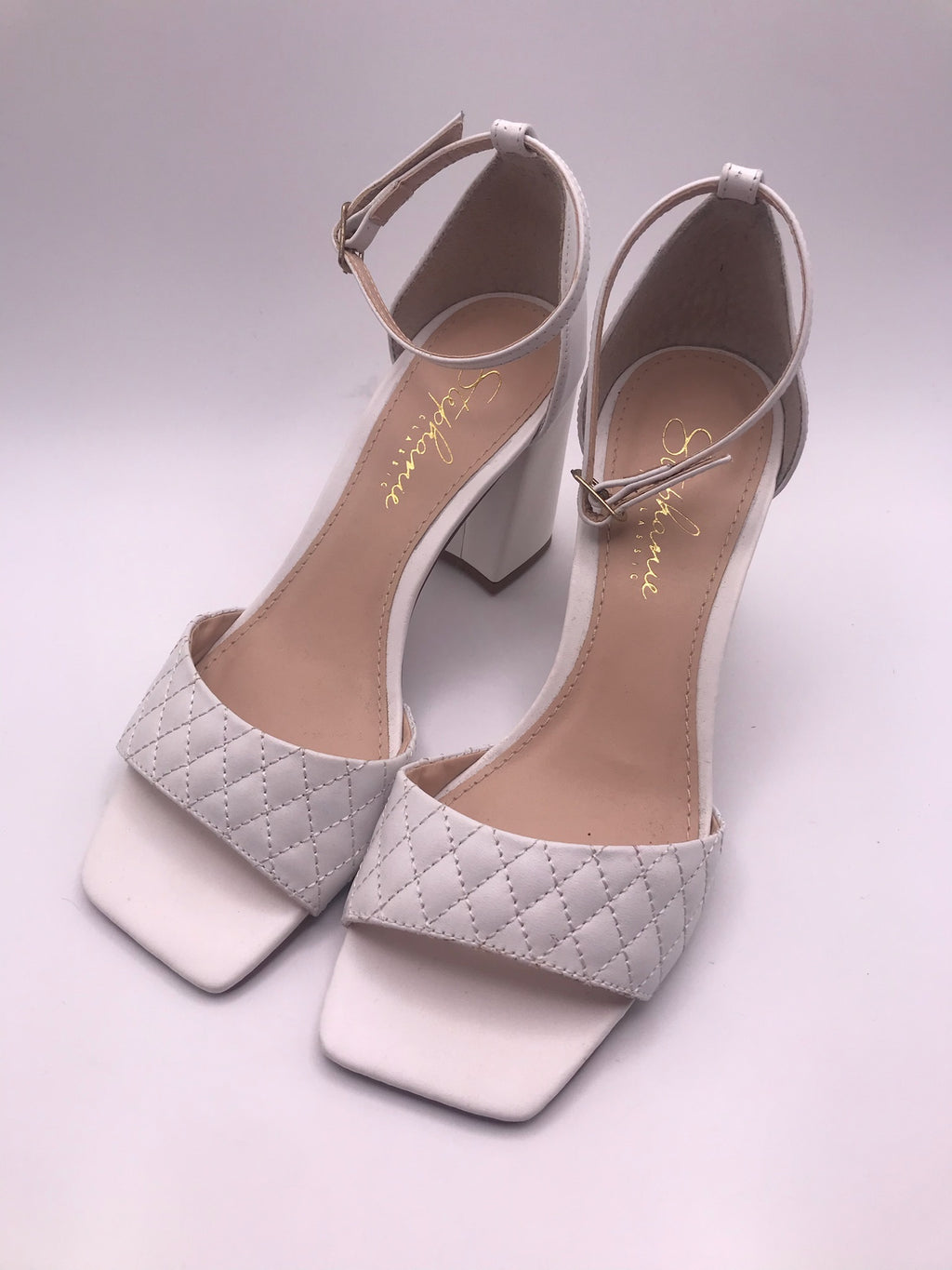 Sandálias Stephanie Classic Salto Bloco Alto Off-White Couro Matelassê; Sapato Feminino Noiva Festa Elegante Bico Quadrado; Sandália de Salto Grosso Confortável Portugal