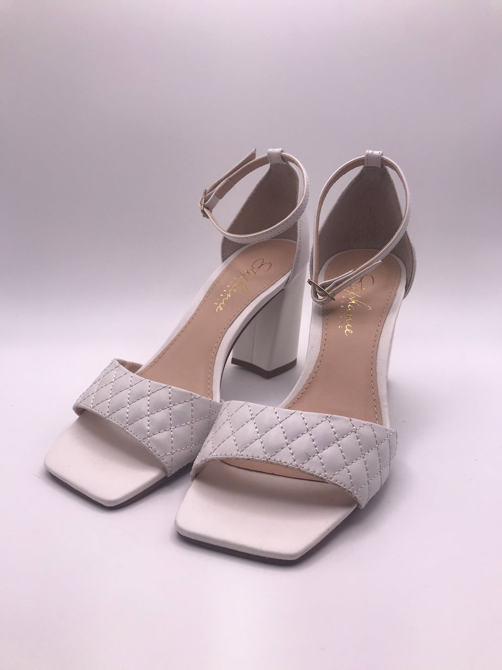 Sandálias Stephanie Classic Salto Bloco Alto Off-White Couro Matelassê; Sapato Feminino Noiva Festa Elegante Bico Quadrado; Sandália de Salto Grosso Confortável Portugal