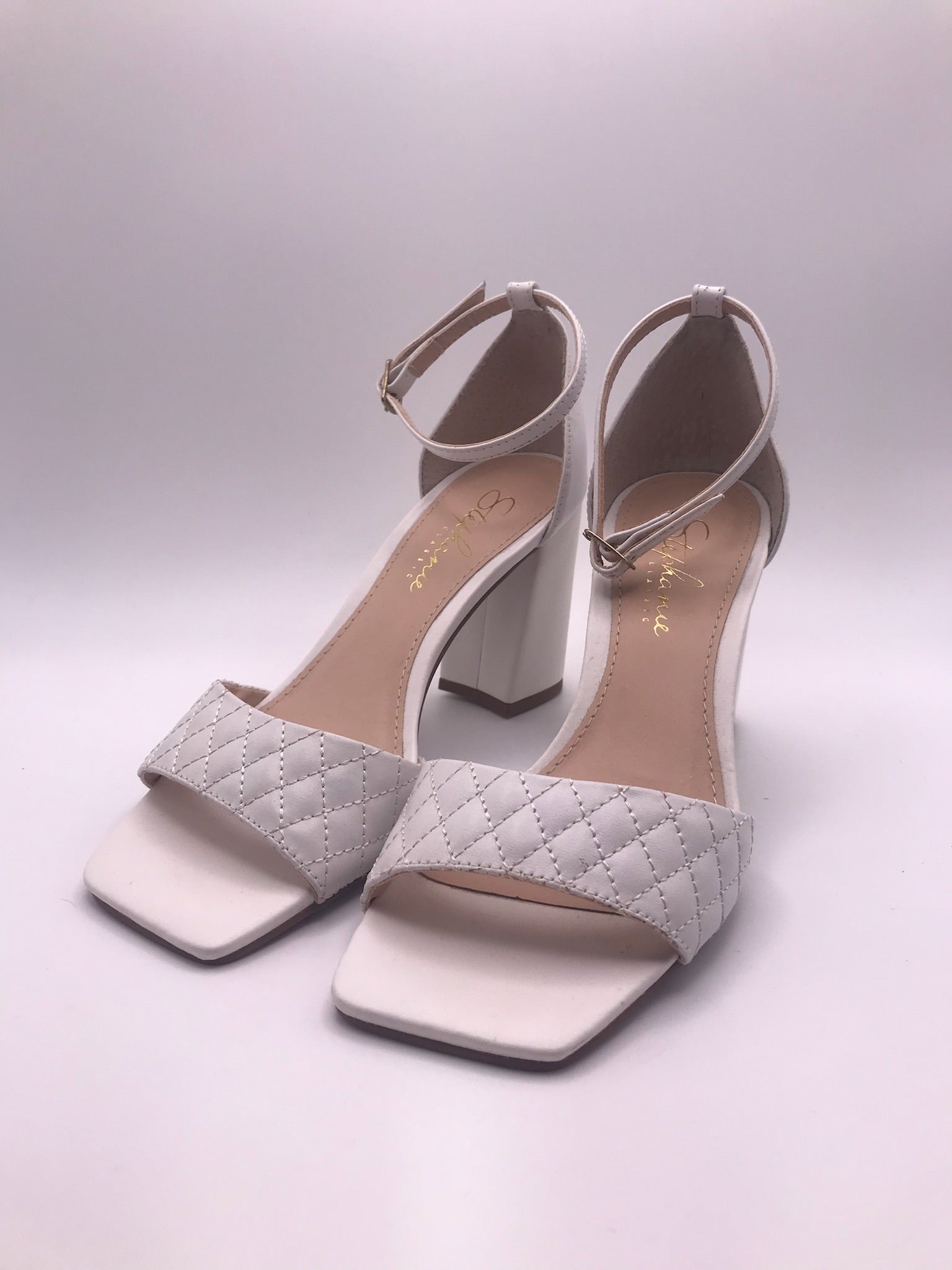 Sandálias Stephanie Classic Salto Bloco Alto Off-White Couro Matelassê; Sapato Feminino Noiva Festa Elegante Bico Quadrado; Sandália de Salto Grosso Confortável Portugal