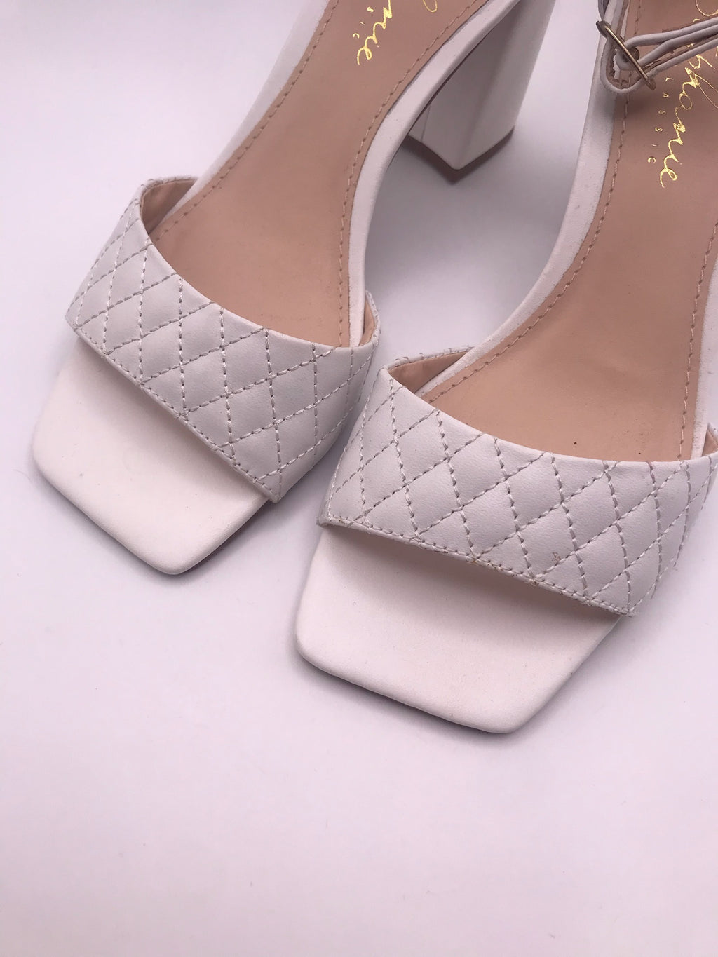 Sandálias Stephanie Classic Salto Bloco Alto Off-White Couro Matelassê; Sapato Feminino Noiva Festa Elegante Bico Quadrado; Sandália de Salto Grosso Confortável Portugal