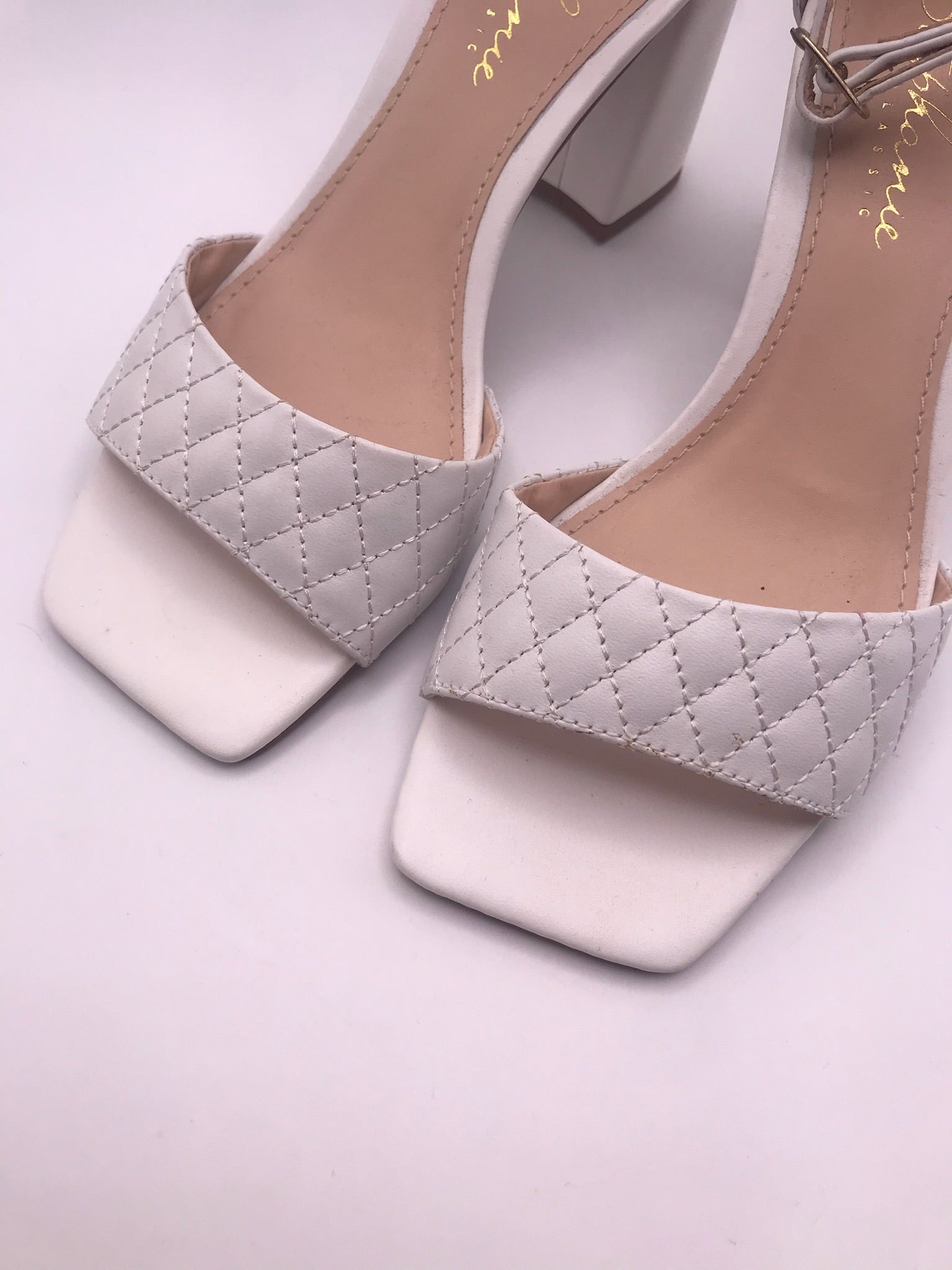 Sandálias Stephanie Classic Salto Bloco Alto Off-White Couro Matelassê; Sapato Feminino Noiva Festa Elegante Bico Quadrado; Sandália de Salto Grosso Confortável Portugal