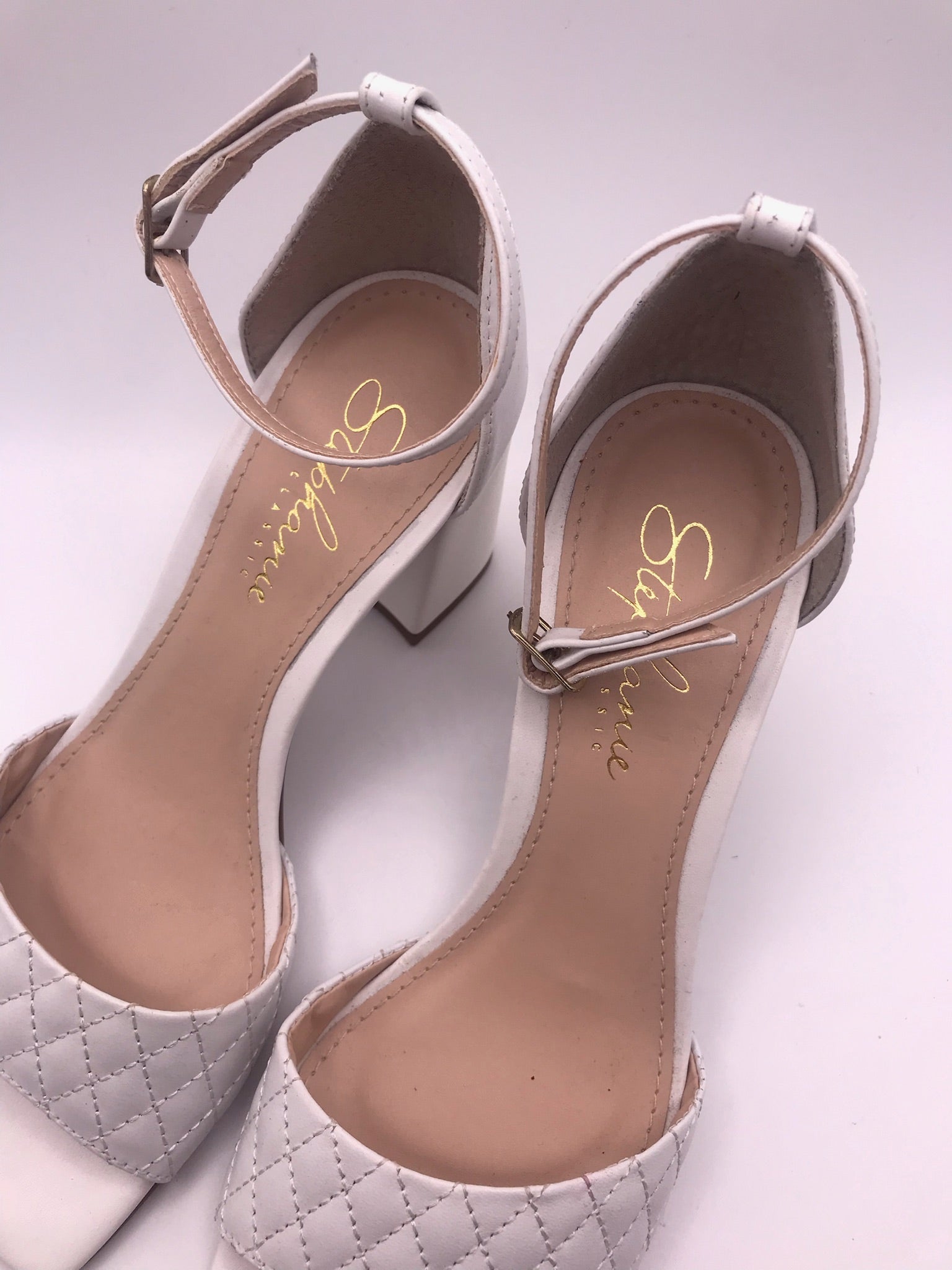 Sandálias Stephanie Classic Salto Bloco Alto Off-White Couro Matelassê; Sapato Feminino Noiva Festa Elegante Bico Quadrado; Sandália de Salto Grosso Confortável Portugal