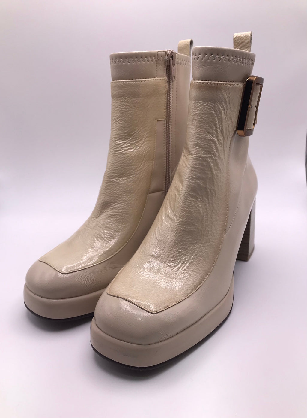 BOTA QUADRADA HISPANITAS CREME ZIPER FIVELA COBRE LOGO