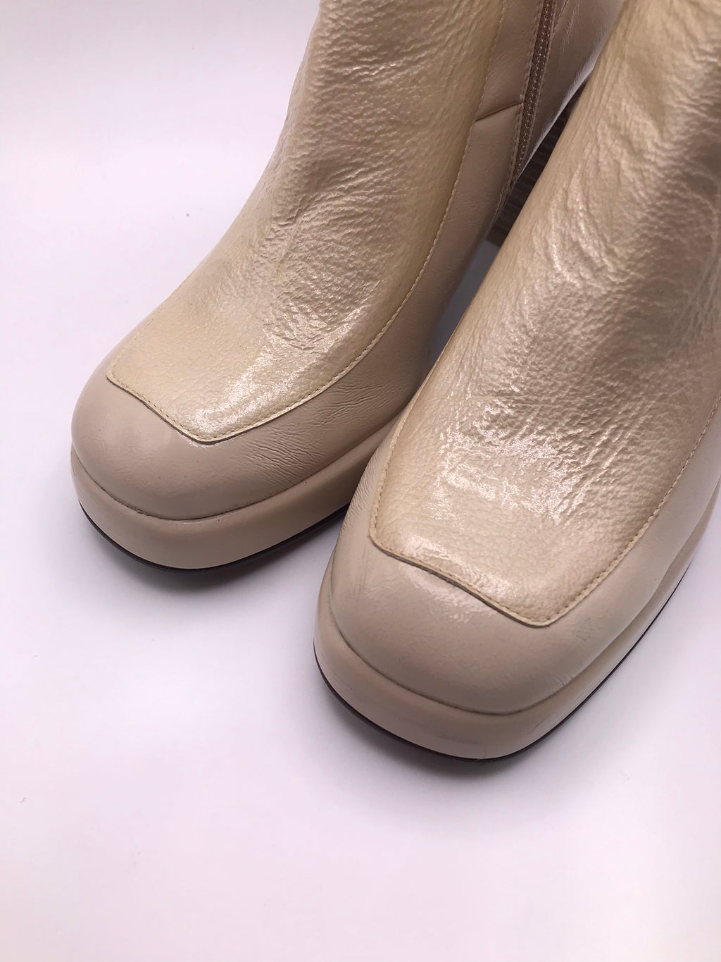 BOTA QUADRADA HISPANITAS CREME ZIPER FIVELA COBRE LOGO
