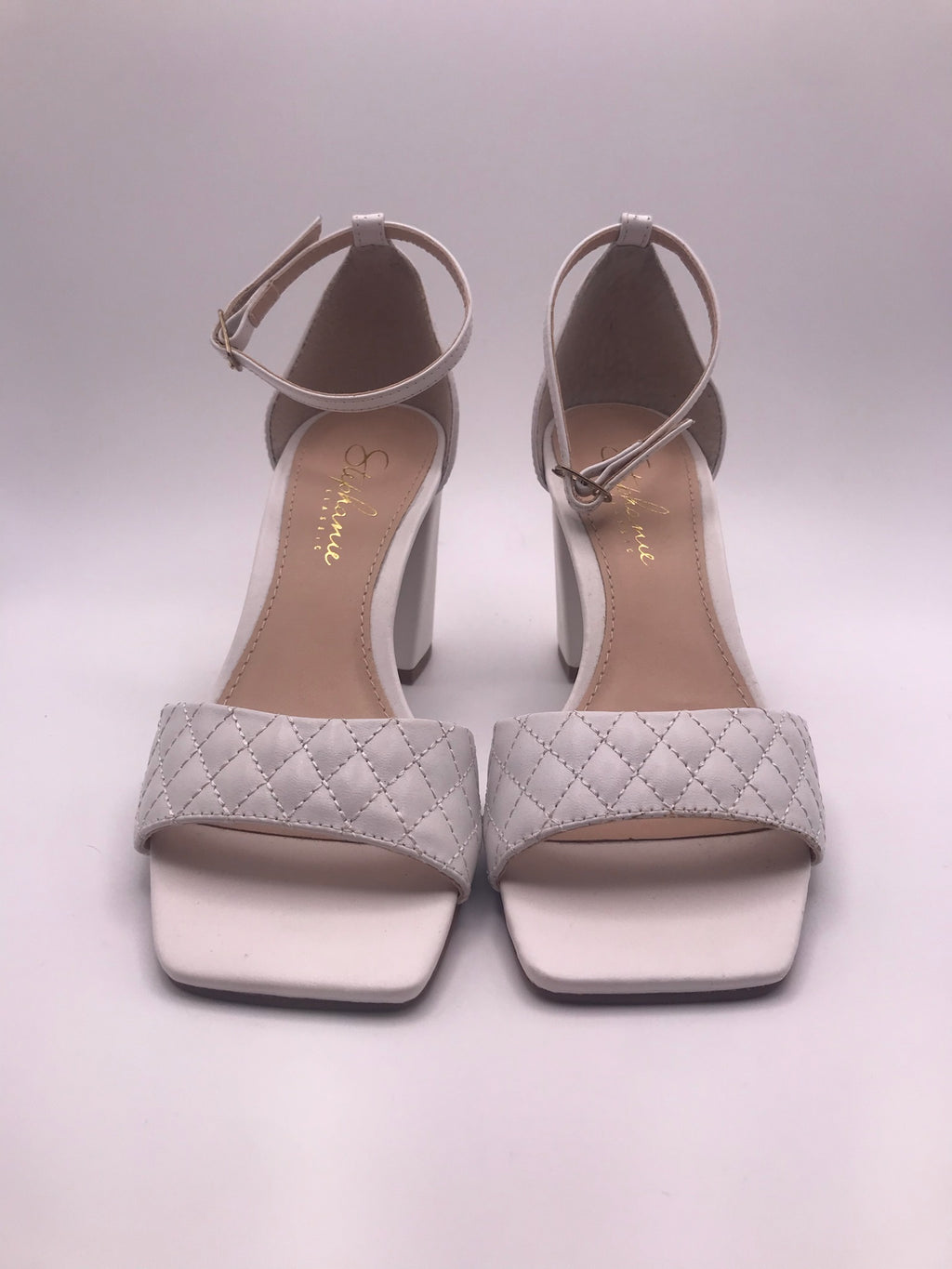 Sandálias Stephanie Classic Salto Bloco Alto Off-White Couro Matelassê; Sapato Feminino Noiva Festa Elegante Bico Quadrado; Sandália de Salto Grosso Confortável Portugal