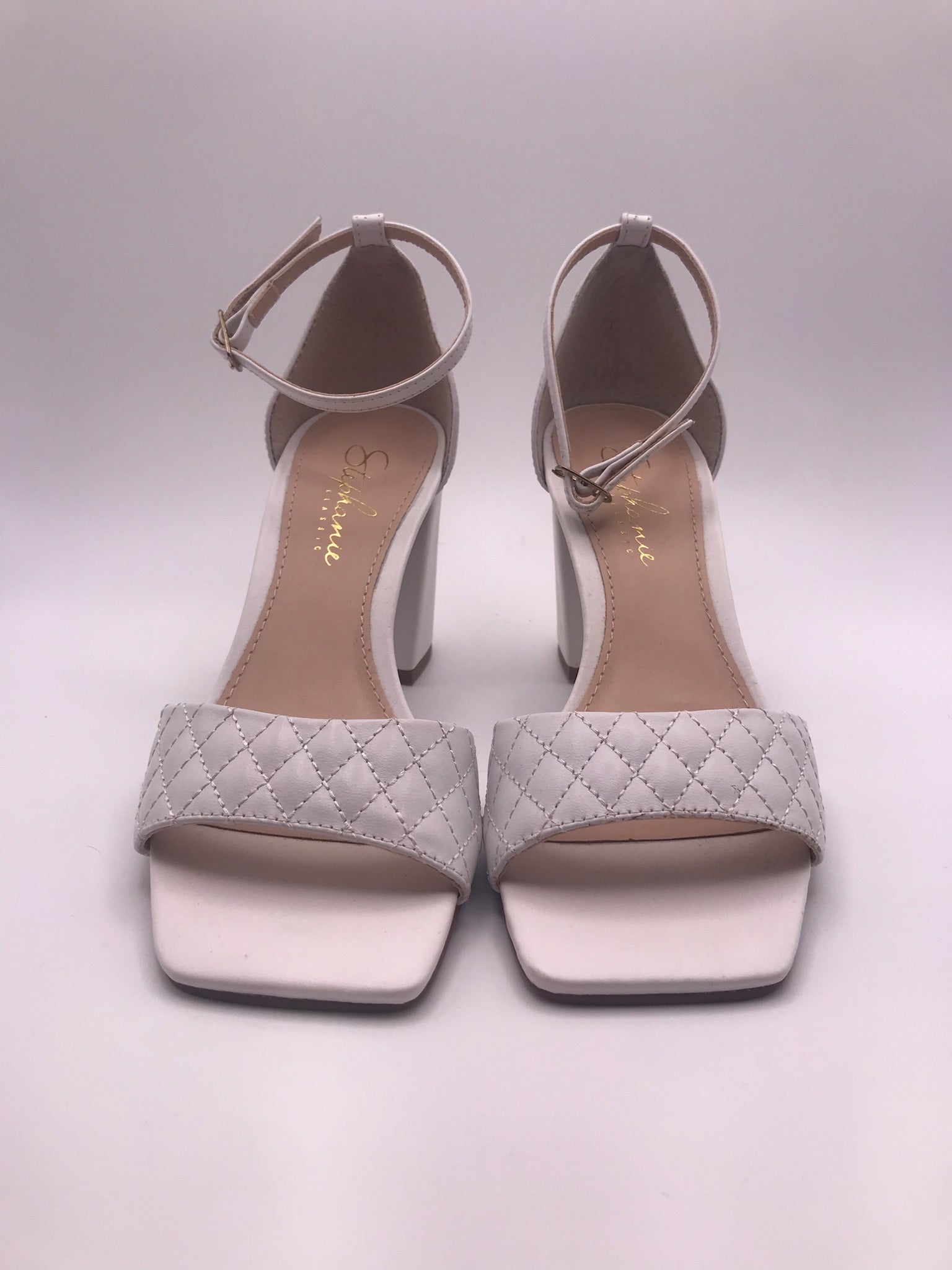 Sandálias Stephanie Classic Salto Bloco Alto Off-White Couro Matelassê; Sapato Feminino Noiva Festa Elegante Bico Quadrado; Sandália de Salto Grosso Confortável Portugal