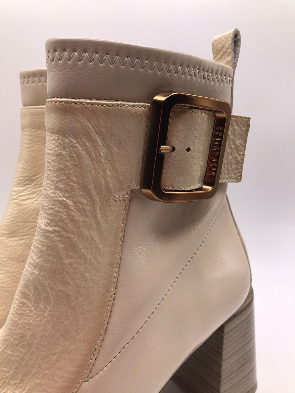 BOTA QUADRADA HISPANITAS CREME ZIPER FIVELA COBRE LOGO