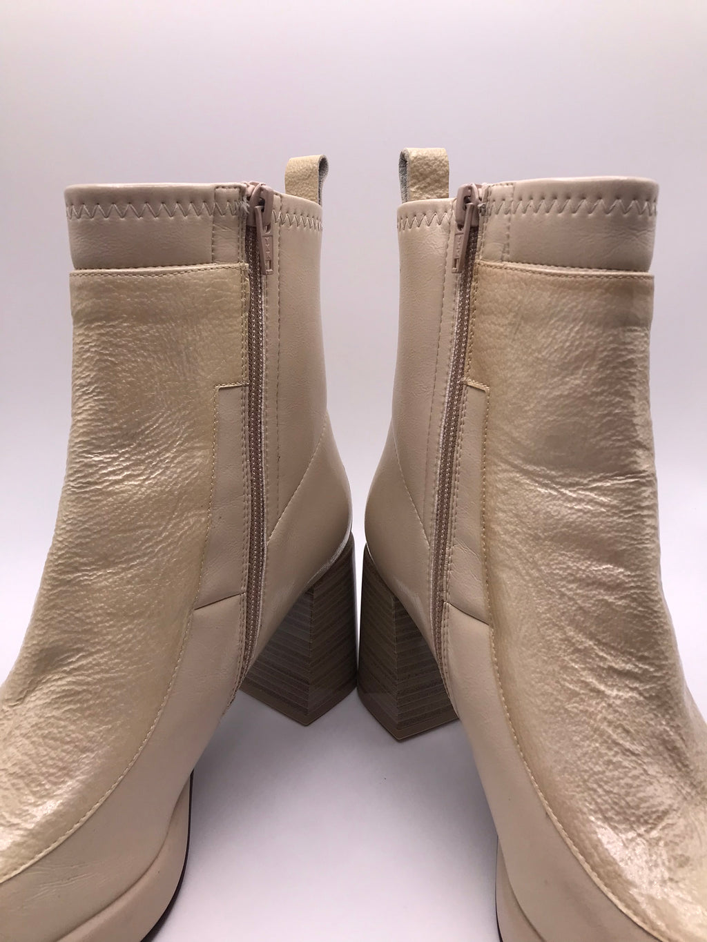 BOTA QUADRADA HISPANITAS CREME ZIPER FIVELA COBRE LOGO