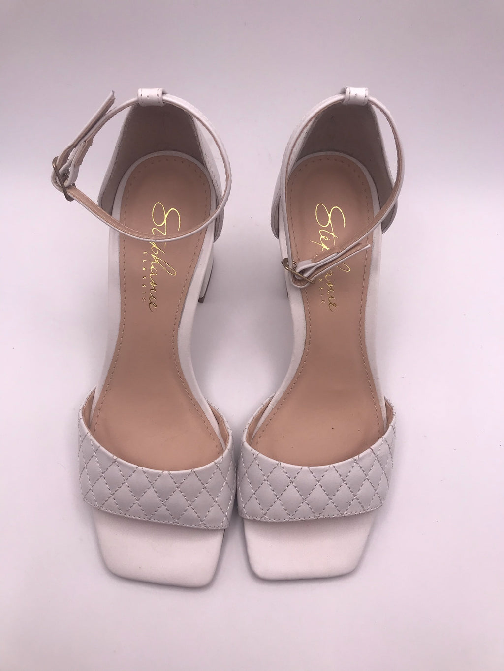 Sandálias Stephanie Classic Salto Bloco Alto Off-White Couro Matelassê; Sapato Feminino Noiva Festa Elegante Bico Quadrado; Sandália de Salto Grosso Confortável Portugal