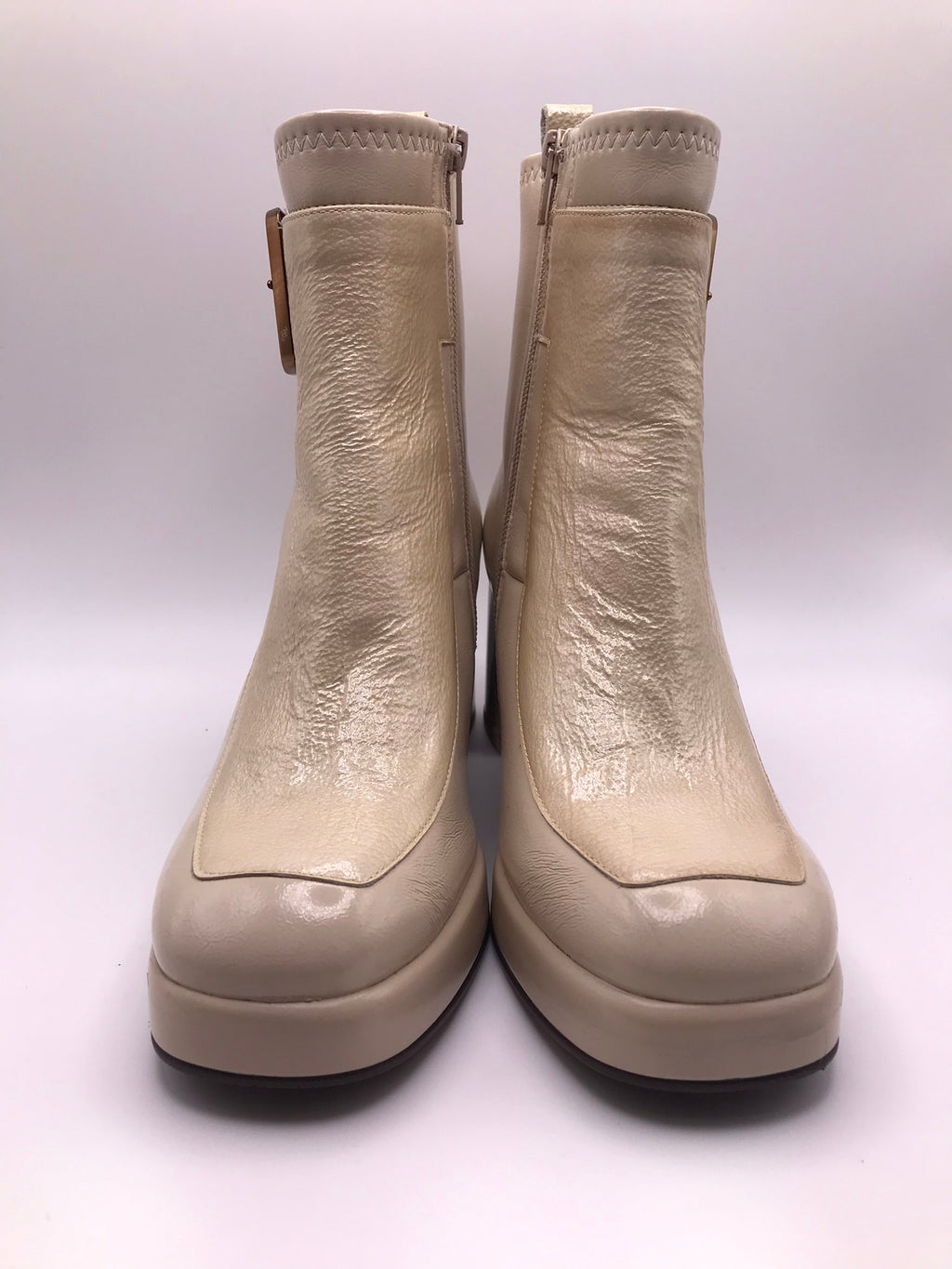 BOTA QUADRADA HISPANITAS CREME ZIPER FIVELA COBRE LOGO