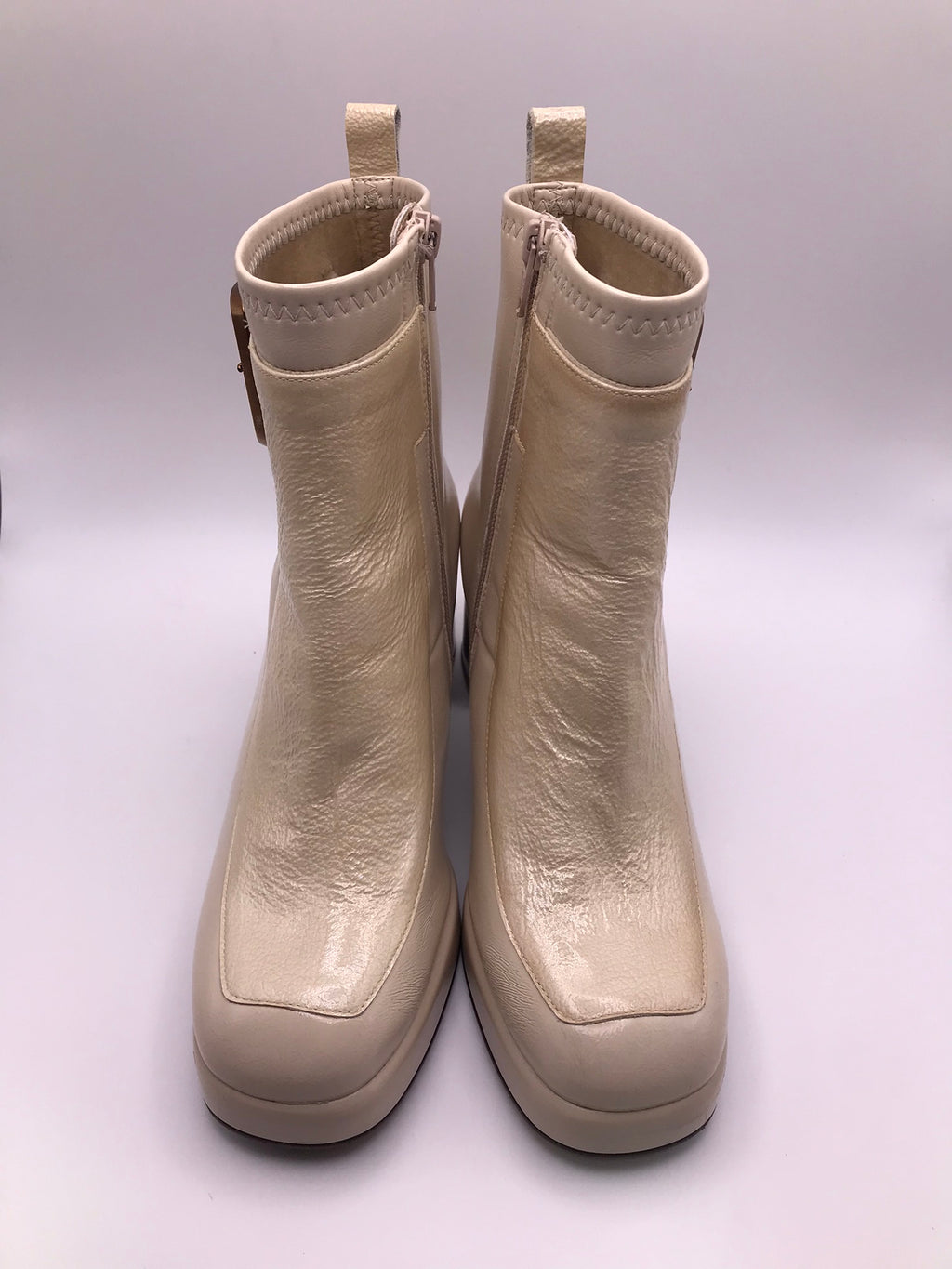 BOTA QUADRADA HISPANITAS CREME ZIPER FIVELA COBRE LOGO