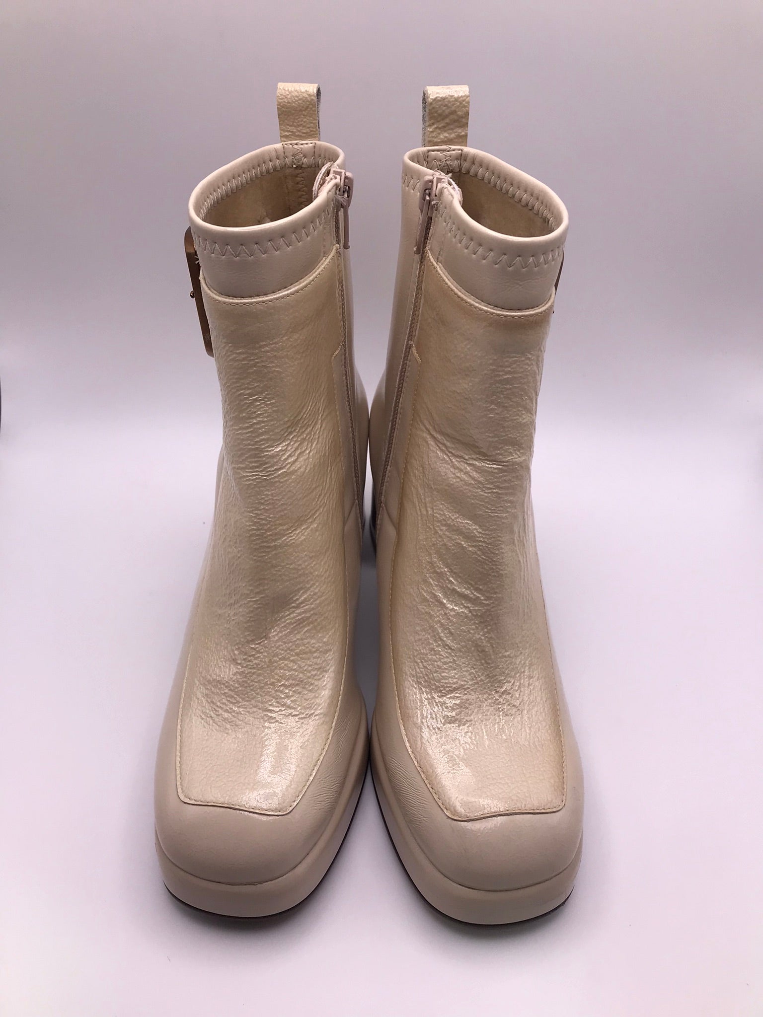 BOTA QUADRADA HISPANITAS CREME ZIPER FIVELA COBRE LOGO