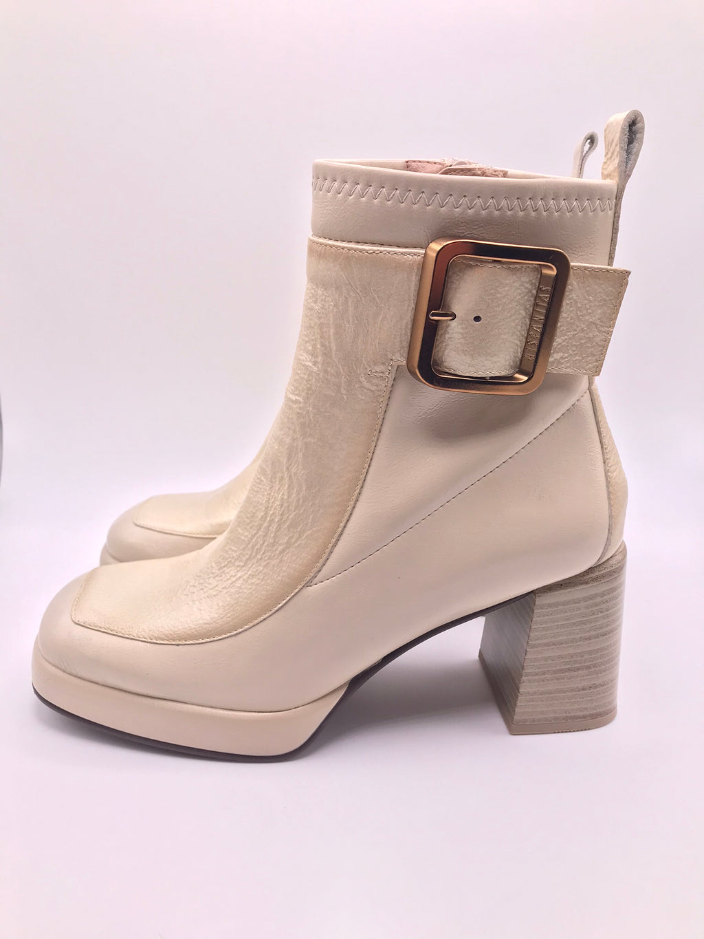 BOTA QUADRADA HISPANITAS CREME ZIPER FIVELA COBRE LOGO