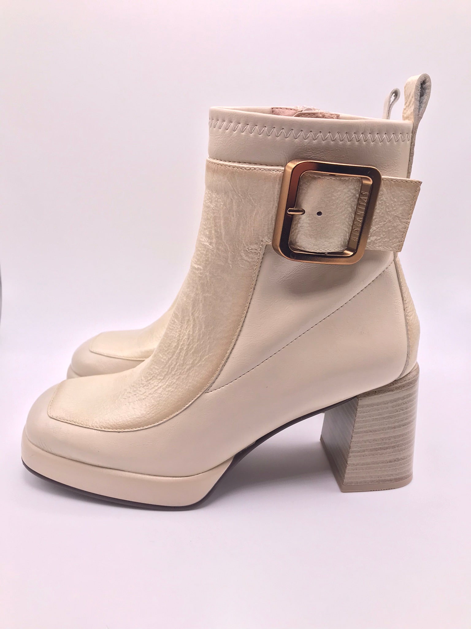 BOTA QUADRADA HISPANITAS CREME ZIPER FIVELA COBRE LOGO
