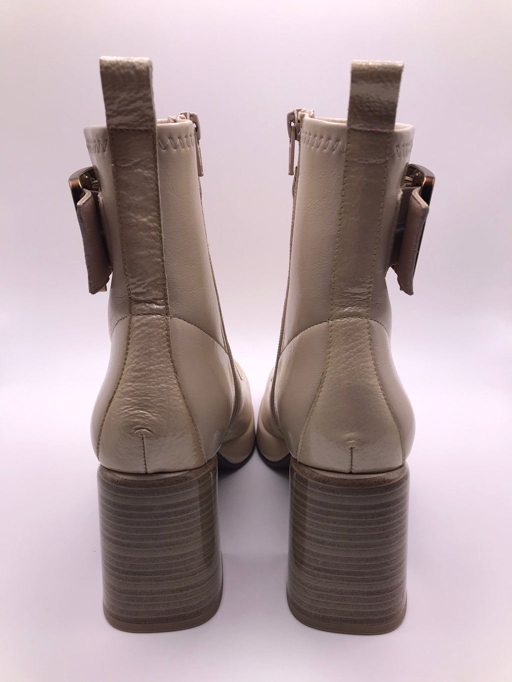 BOTA QUADRADA HISPANITAS CREME ZIPER FIVELA COBRE LOGO