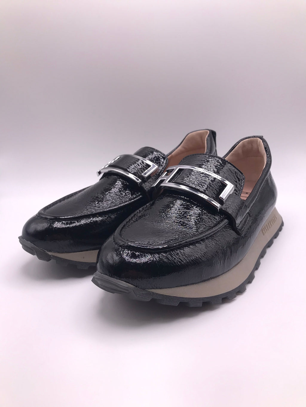 MOCASSIM PLATAFORMA HISPANITAS PRETO COURO FIVELA H LOGO PRATA TRATORADO