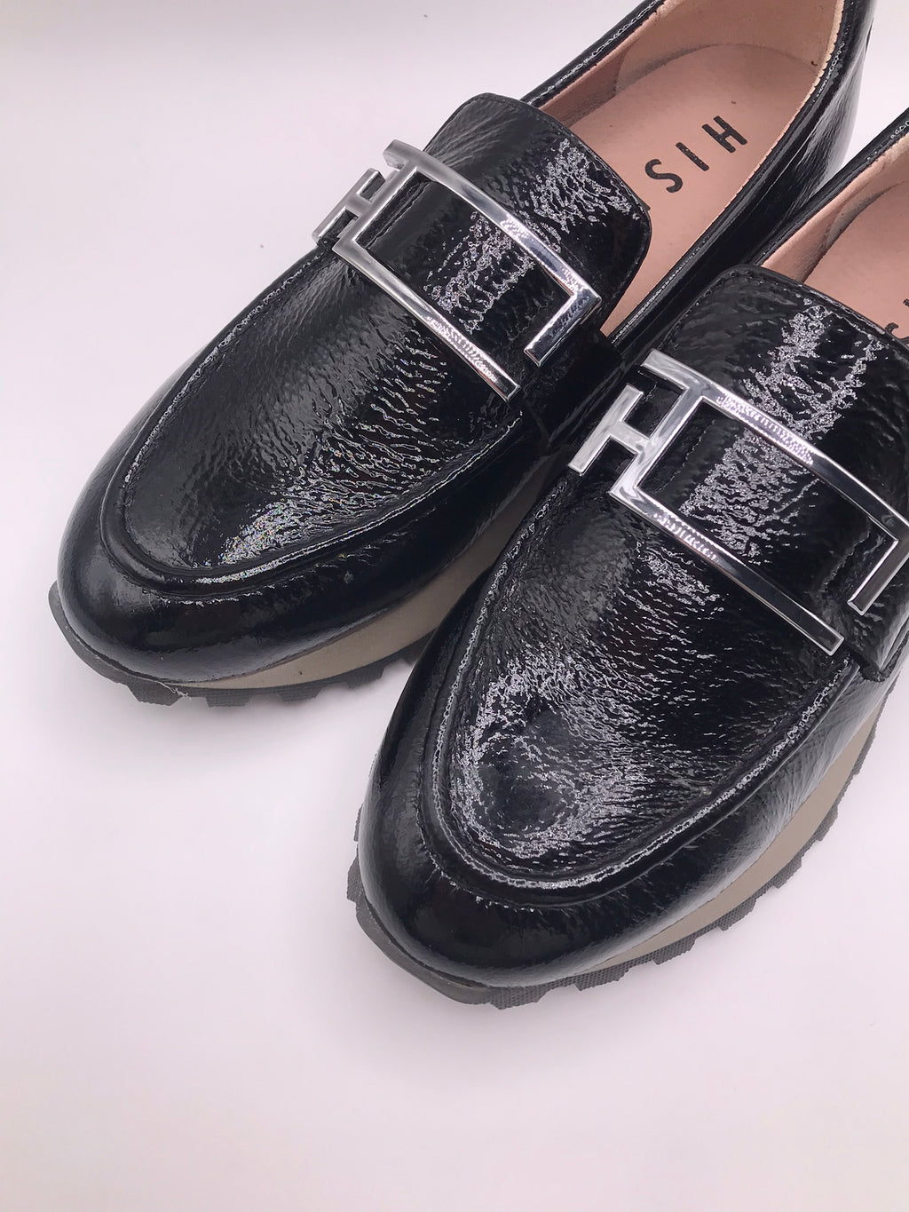 MOCASSIM PLATAFORMA HISPANITAS PRETO COURO FIVELA H LOGO PRATA TRATORADO
