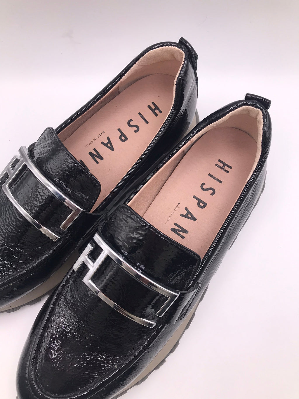 MOCASSIM PLATAFORMA HISPANITAS PRETO COURO FIVELA H LOGO PRATA TRATORADO