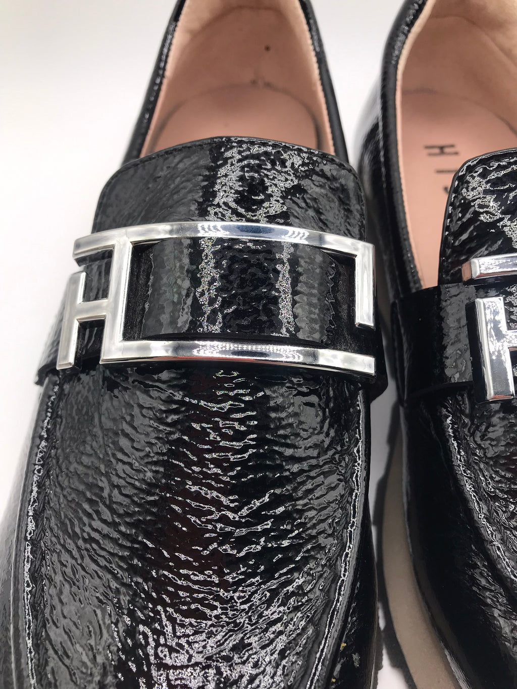 MOCASSIM PLATAFORMA HISPANITAS PRETO COURO FIVELA H LOGO PRATA TRATORADO