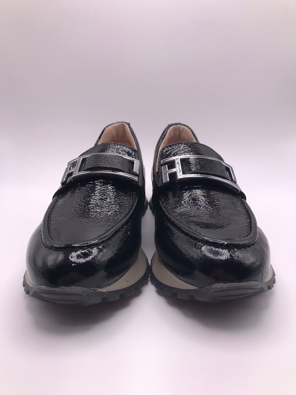 MOCASSIM PLATAFORMA HISPANITAS PRETO COURO FIVELA H LOGO PRATA TRATORADO