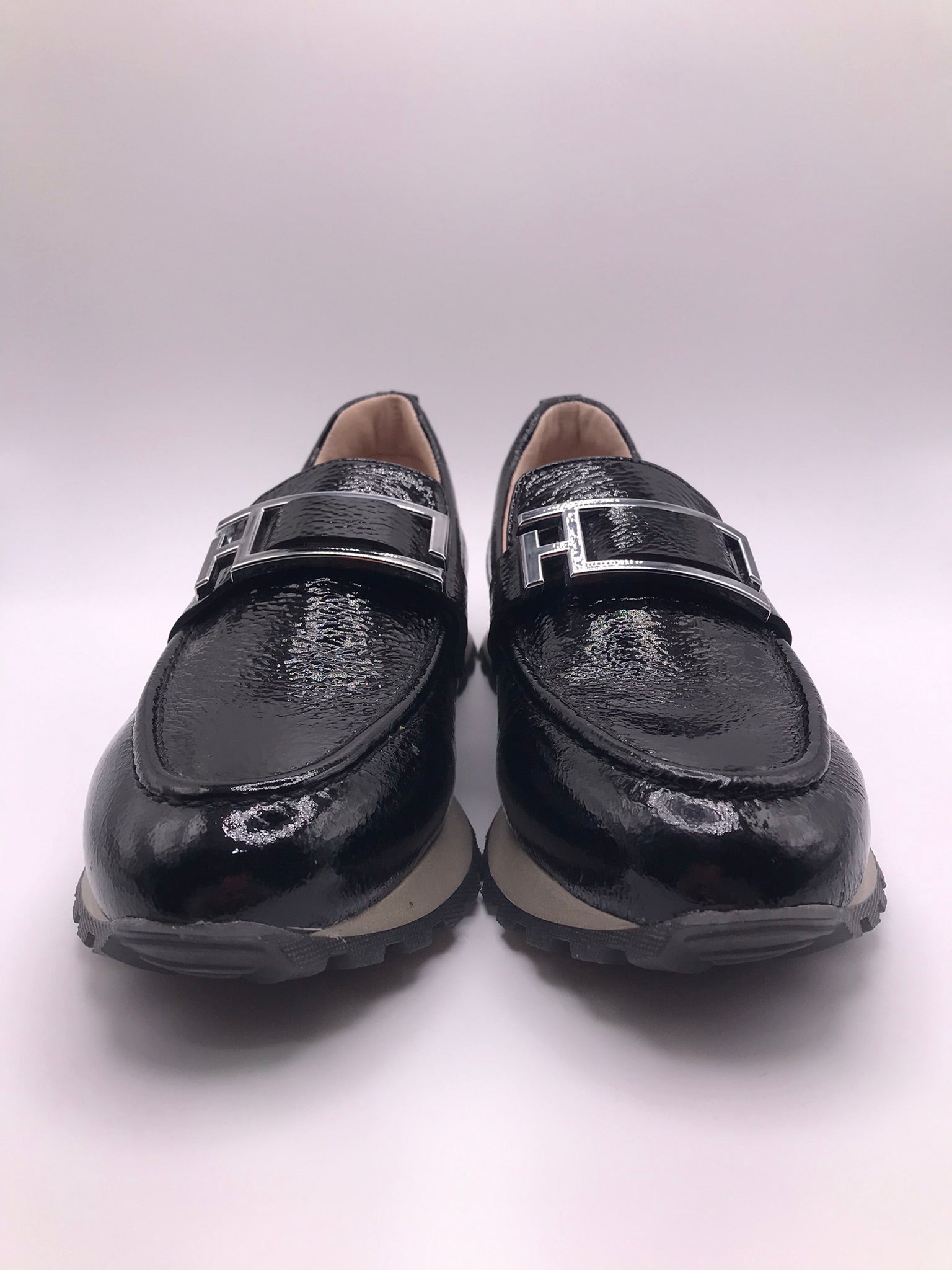 MOCASSIM PLATAFORMA HISPANITAS PRETO COURO FIVELA H LOGO PRATA TRATORADO