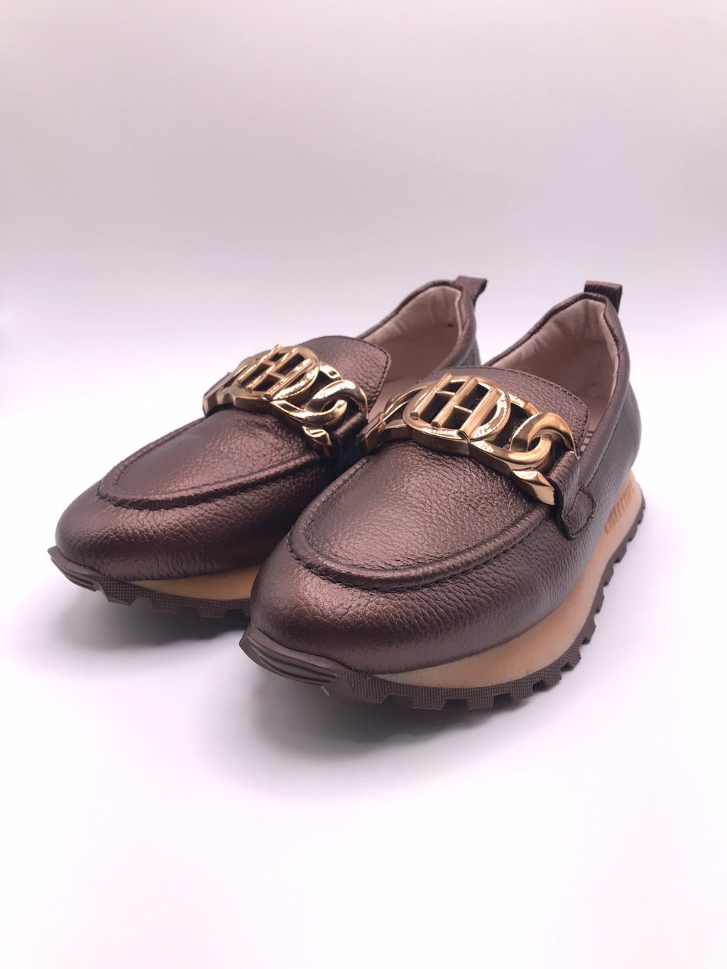MOCASSIM PLATAFORMA HISPANITAS CASTANHO COBRE FIVELA DOURADA TRATORADO CORRENTE H LOGO