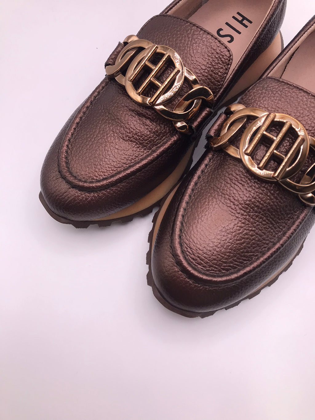 MOCASSIM PLATAFORMA HISPANITAS CASTANHO COBRE FIVELA DOURADA TRATORADO CORRENTE H LOGO