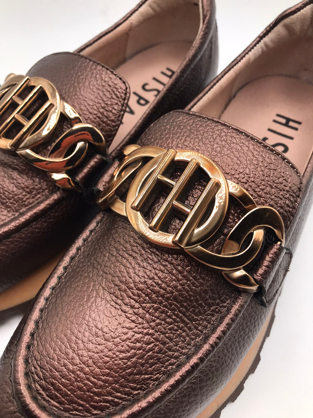MOCASSIM PLATAFORMA HISPANITAS CASTANHO COBRE FIVELA DOURADA TRATORADO CORRENTE H LOGO