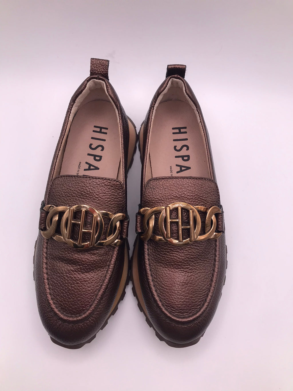 MOCASSIM PLATAFORMA HISPANITAS CASTANHO COBRE FIVELA DOURADA TRATORADO CORRENTE H LOGO