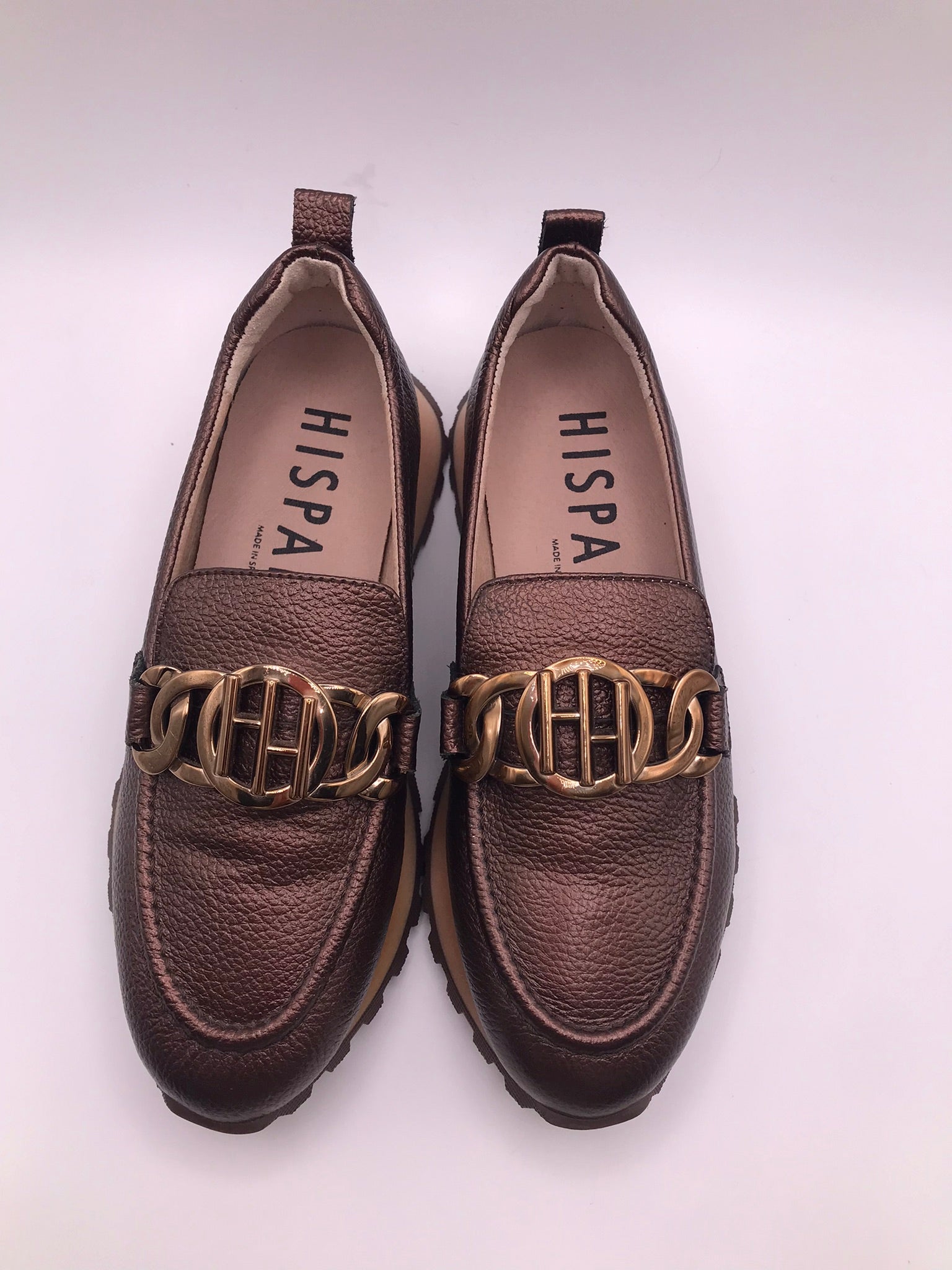MOCASSIM PLATAFORMA HISPANITAS CASTANHO COBRE FIVELA DOURADA TRATORADO CORRENTE H LOGO