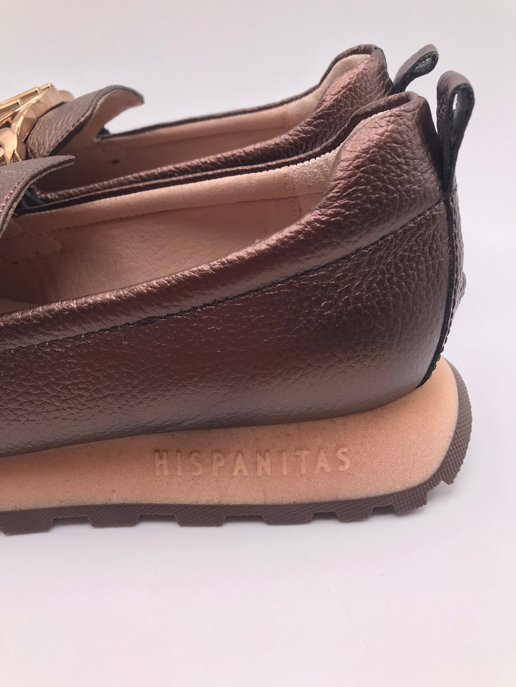 MOCASSIM PLATAFORMA HISPANITAS CASTANHO COBRE FIVELA DOURADA TRATORADO CORRENTE H LOGO