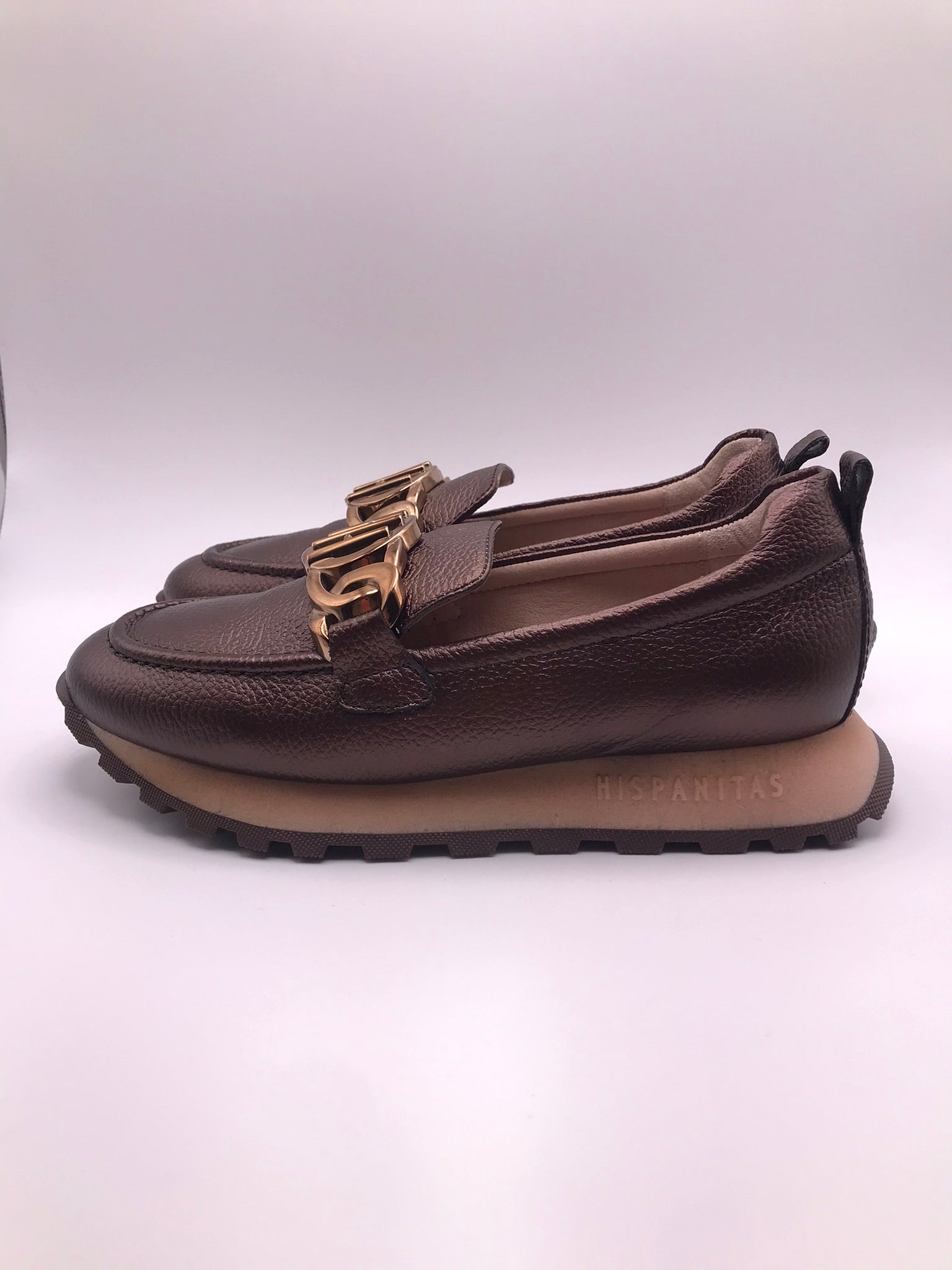 MOCASSIM PLATAFORMA HISPANITAS CASTANHO COBRE FIVELA DOURADA TRATORADO CORRENTE H LOGO