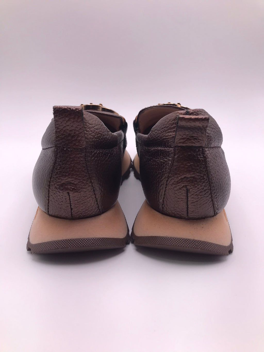 MOCASSIM PLATAFORMA HISPANITAS CASTANHO COBRE FIVELA DOURADA TRATORADO CORRENTE H LOGO