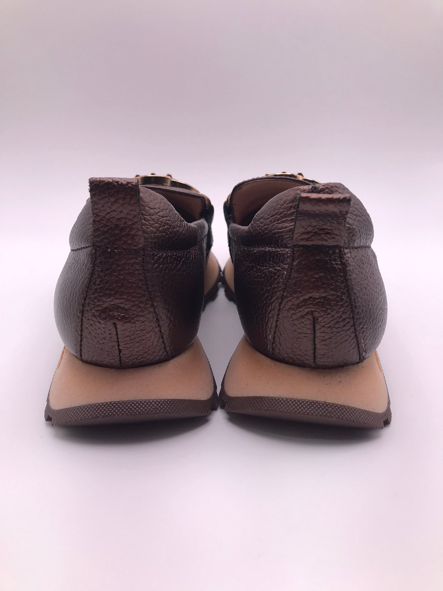 MOCASSIM PLATAFORMA HISPANITAS CASTANHO COBRE FIVELA DOURADA TRATORADO CORRENTE H LOGO