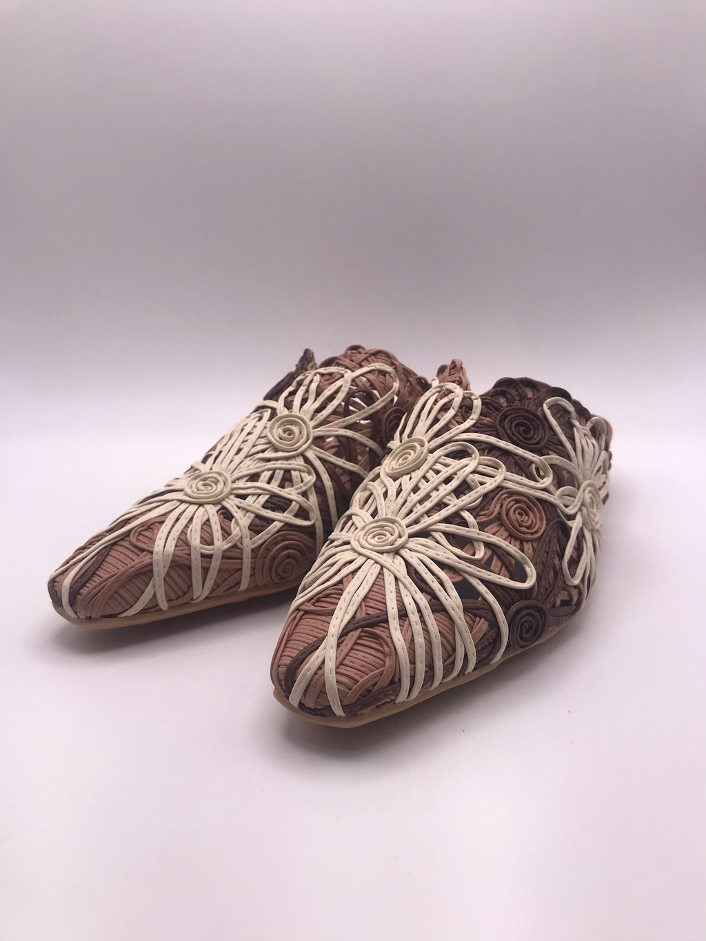 Mules Femininos Hispanitas de Ráfia Entrelaçada com Flores; Tamancos Rasos Salto Baixo; Sapatos de Verão Estilo Boho Confortáveis