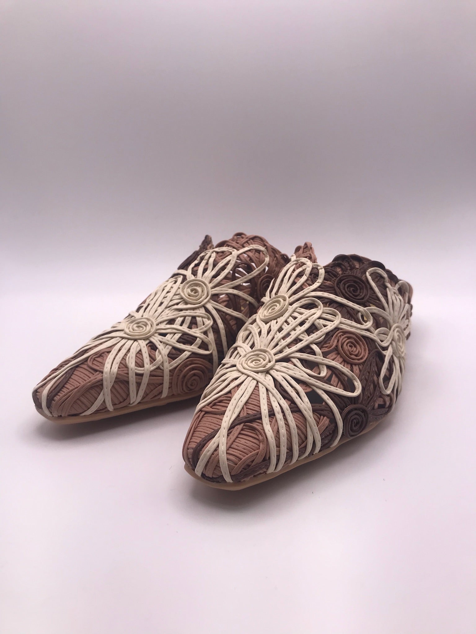 Mules Femininos Hispanitas de Ráfia Entrelaçada com Flores; Tamancos Rasos Salto Baixo; Sapatos de Verão Estilo Boho Confortáveis