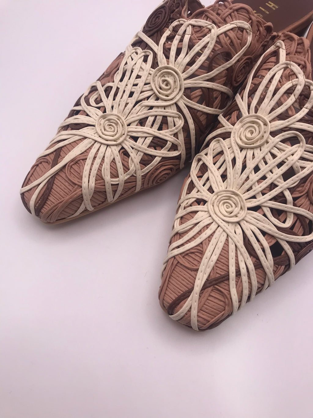 Mules Femininos Hispanitas de Ráfia Entrelaçada com Flores; Tamancos Rasos Salto Baixo; Sapatos de Verão Estilo Boho Confortáveis