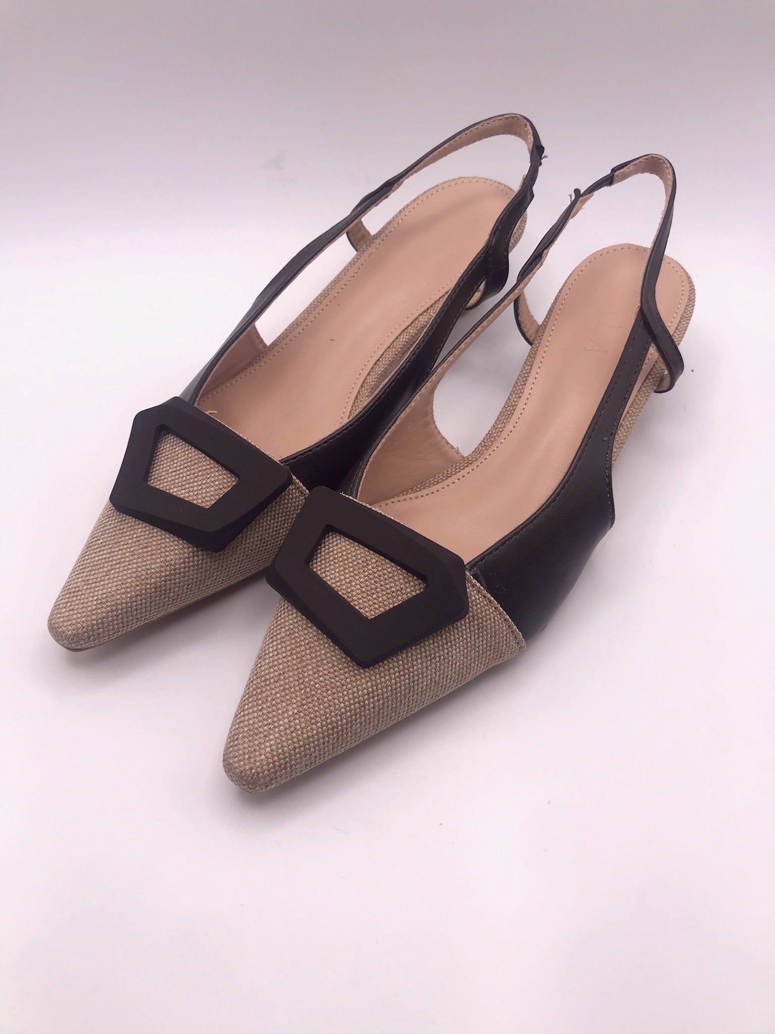 Sapatos Slingback Lala de Bico Fino com Salto Kitten; Sandálias Elegantes de Senhora para Cerimónia; Calçado Feminino com Detalhe de Fivela e Alça Traseira