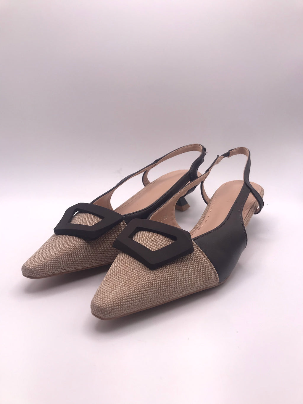 Sapatos Slingback Lala de Bico Fino com Salto Kitten; Sandálias Elegantes de Senhora para Cerimónia; Calçado Feminino com Detalhe de Fivela e Alça Traseira