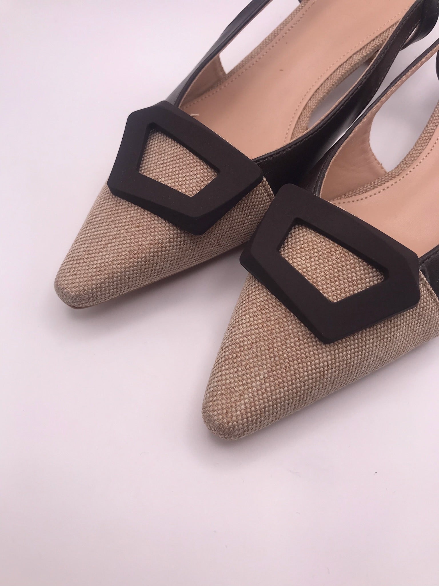 Sapatos Slingback Lala de Bico Fino com Salto Kitten; Sandálias Elegantes de Senhora para Cerimónia; Calçado Feminino com Detalhe de Fivela e Alça Traseira