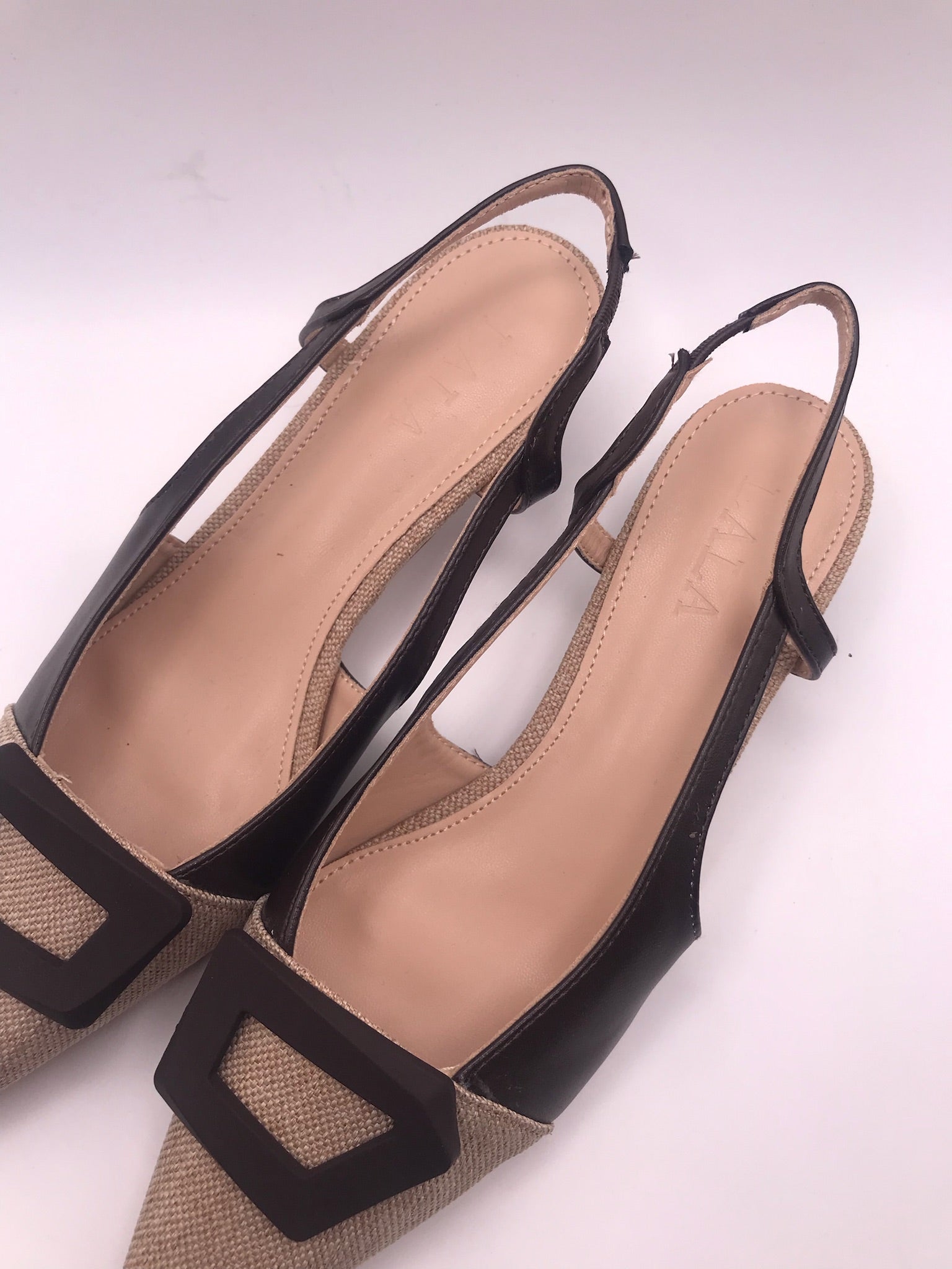 Sapatos Slingback Lala de Bico Fino com Salto Kitten; Sandálias Elegantes de Senhora para Cerimónia; Calçado Feminino com Detalhe de Fivela e Alça Traseira