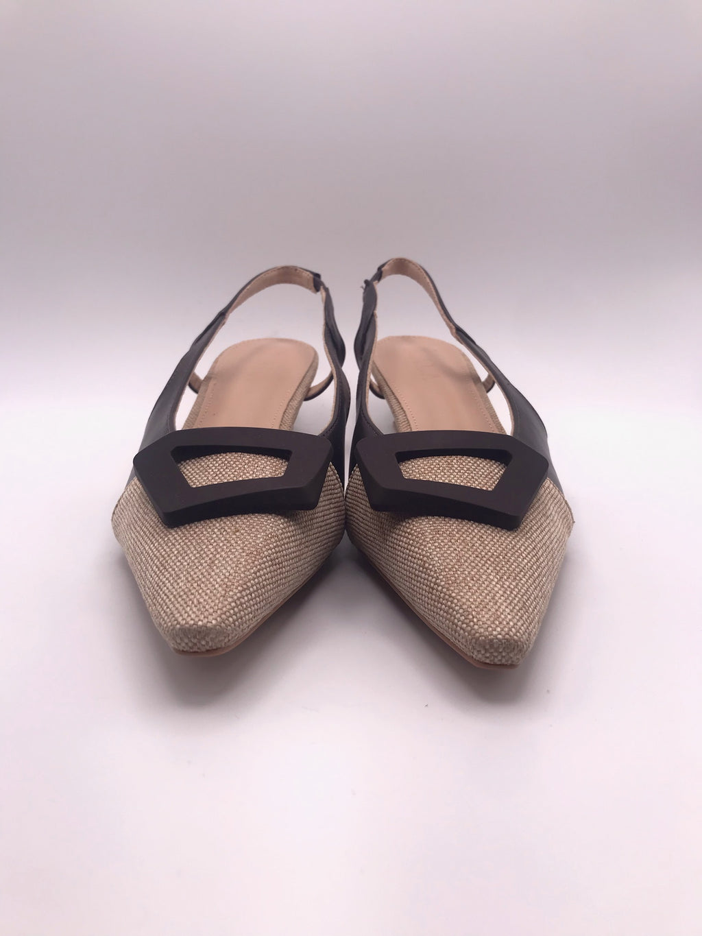Sapatos Slingback Lala de Bico Fino com Salto Kitten; Sandálias Elegantes de Senhora para Cerimónia; Calçado Feminino com Detalhe de Fivela e Alça Traseira