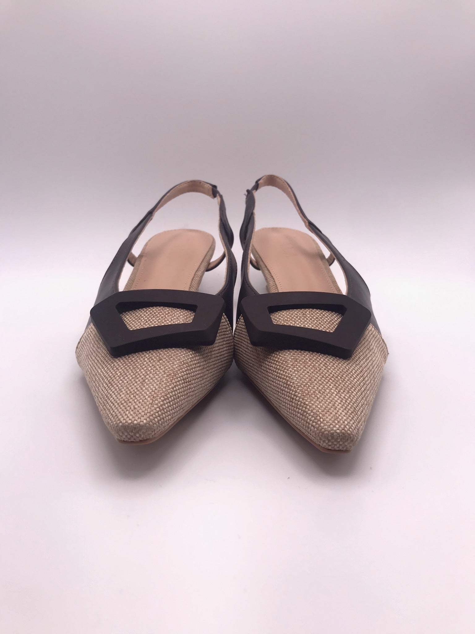 Sapatos Slingback Lala de Bico Fino com Salto Kitten; Sandálias Elegantes de Senhora para Cerimónia; Calçado Feminino com Detalhe de Fivela e Alça Traseira