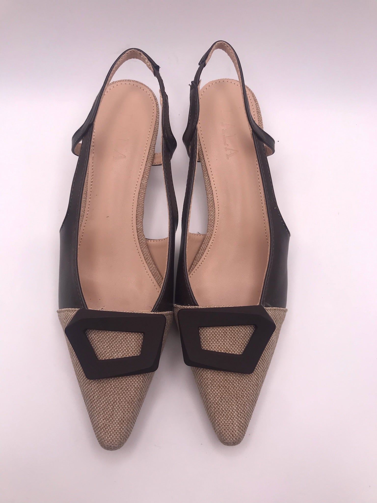 Sapatos Slingback Lala de Bico Fino com Salto Kitten; Sandálias Elegantes de Senhora para Cerimónia; Calçado Feminino com Detalhe de Fivela e Alça Traseira