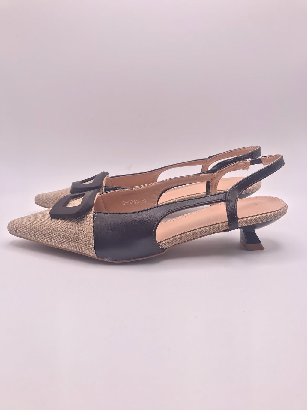 Sapatos Slingback Lala de Bico Fino com Salto Kitten; Sandálias Elegantes de Senhora para Cerimónia; Calçado Feminino com Detalhe de Fivela e Alça Traseira