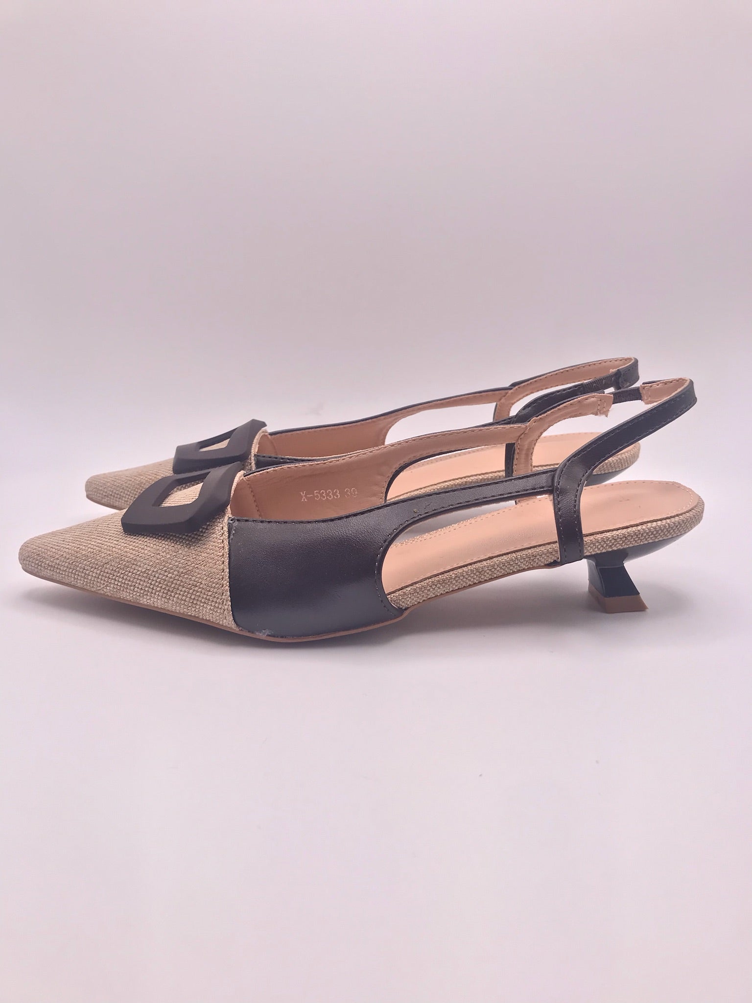 Sapatos Slingback Lala de Bico Fino com Salto Kitten; Sandálias Elegantes de Senhora para Cerimónia; Calçado Feminino com Detalhe de Fivela e Alça Traseira