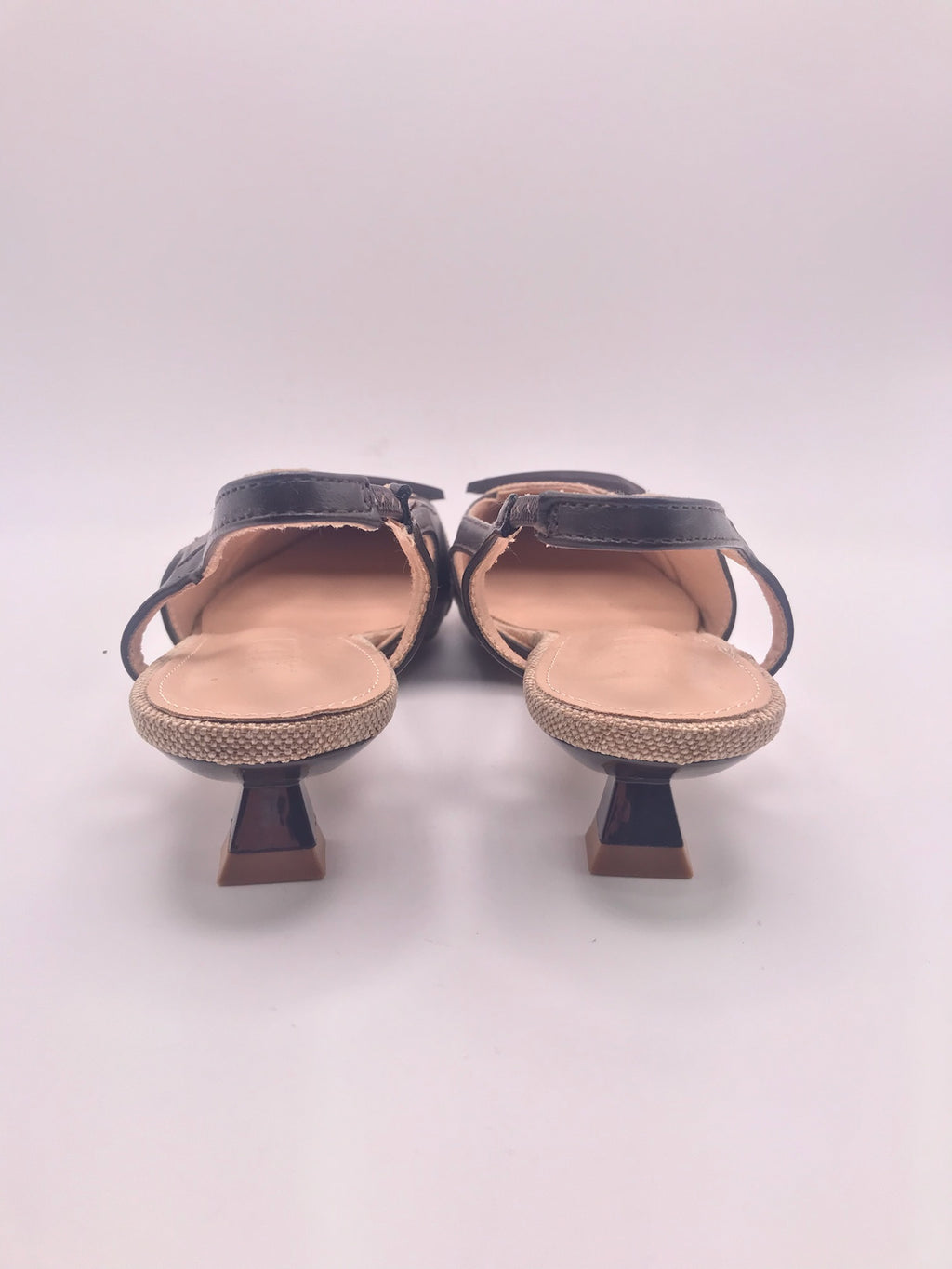 Sapatos Slingback Lala de Bico Fino com Salto Kitten; Sandálias Elegantes de Senhora para Cerimónia; Calçado Feminino com Detalhe de Fivela e Alça Traseira